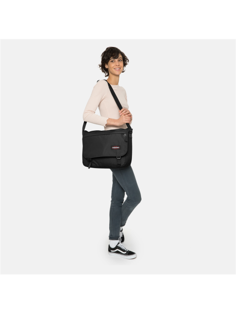 Eastpak K26E sac gibecière delegate + Serviette à rabat avec bandoulière
