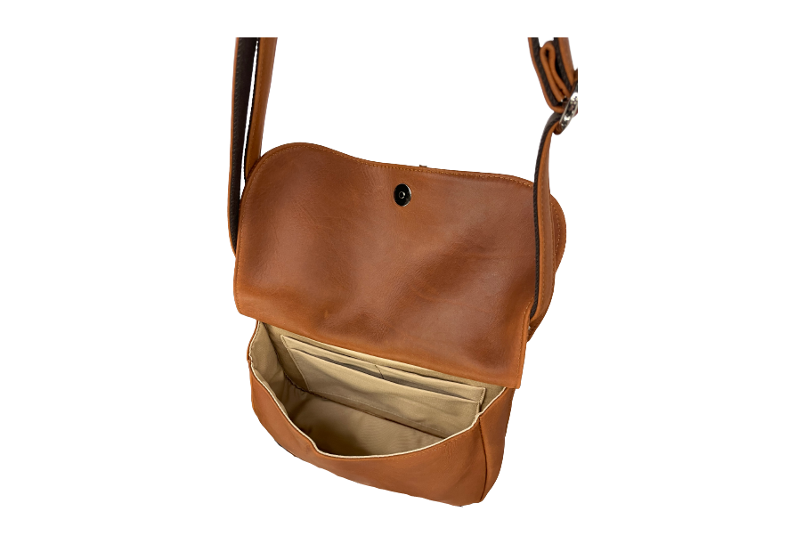 Les Ateliers Foures B339 - CUIR DE VACHETTE - FAUVE sac à rabat forme selle avec bandoulière réglable Sacs à mains
